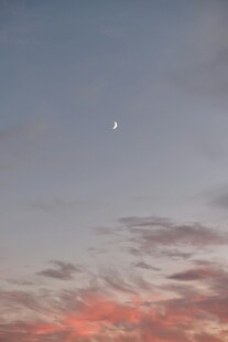 黄昏天空中的月亮与云彩