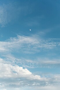 蓝天飘白云