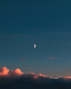 晚霞中弯月高悬天际