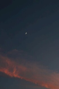 夜幕下的星月与绚烂霞光