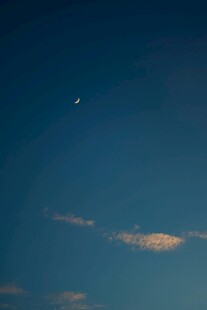 夜空下的月亮与云朵