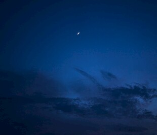 夜空下的星月与薄云