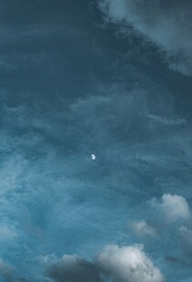 夜空下的云朵与闪烁之星