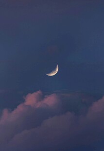 夜空中的弯弯新月