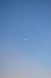 蓝天中的孤月