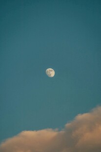 蓝天中高悬的朦胧月亮