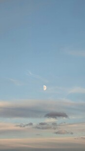 沙漠上空的月亮与云彩