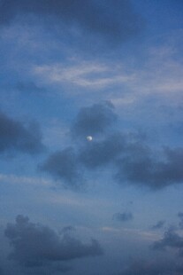 傍晚天空中的云朵与月亮