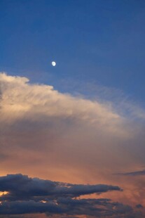 黄昏天空中的月亮与云彩