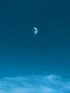 夜空中的弯弯月牙