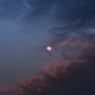 夜空下的朦胧月亮