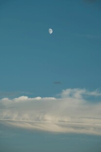 蓝天之上的月亮与云朵