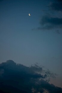 夜幕下的弯月与云朵