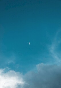 蓝天中的月亮与云朵