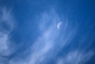 蓝天下的弯月与流云