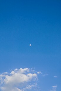 蓝天中的月亮与云朵