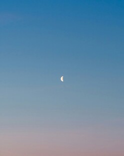 黄昏天际的孤月