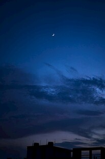 夜空下的建筑与闪烁星星