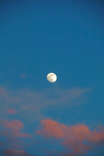 蓝空下的明月与绯色云彩