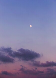 黄昏天空中的明月