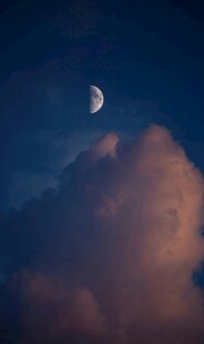 夜空中的新月与云朵