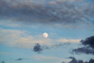 天空中高悬的皎洁明月