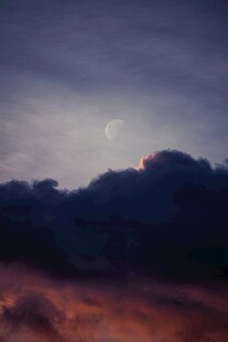 黄昏山林间的朦胧月色