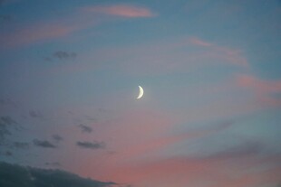 黄昏天空中的弯弯月牙