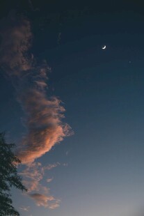 黄昏天空中的彩云与星星