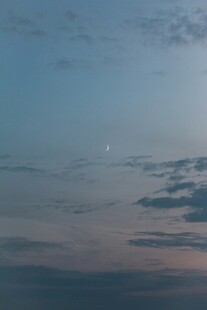 黄昏天空中的月亮与云彩