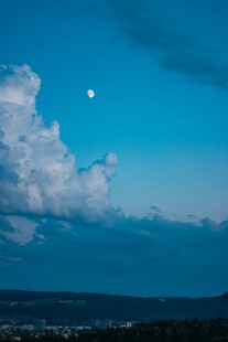 月夜下的云海与远山