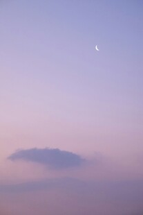 暮色天空中的弯月与云朵