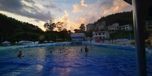 夕阳下的泳池美景