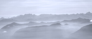 雾中群山美景