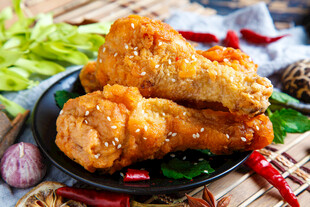 美味炸鸡腿摆于盘中
