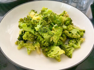 白盘上的鲜嫩西兰花