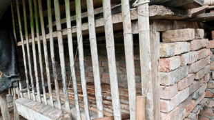 破旧栅栏与砖墙