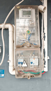 老旧电表箱外观特写