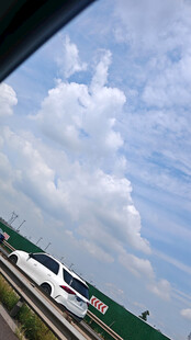 公路上的行驶车辆与天空