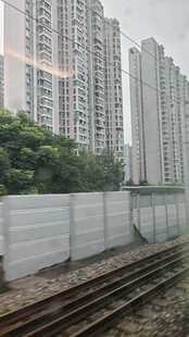 城市铁轨旁的高楼与围挡