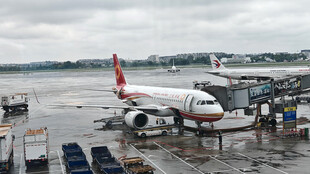 机场停机坪上的飞机