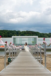 湖畔木质栈桥与休闲设施