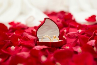 红玫瑰中的心形戒指盒