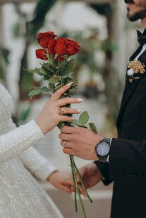 新人手持红玫瑰浪漫瞬间