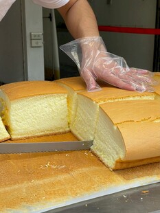 手工切割美味松软大蛋糕