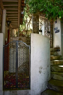 庭院铁艺围栏与绿植景致