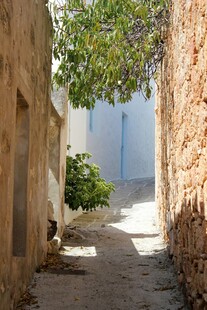 狭窄小巷中的光影景致