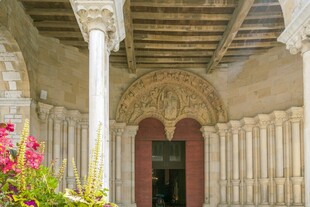 古典建筑拱门与花卉景观