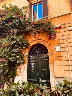 古朴建筑的绿植环绕之门