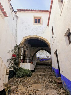 白色小巷中的拱形门洞